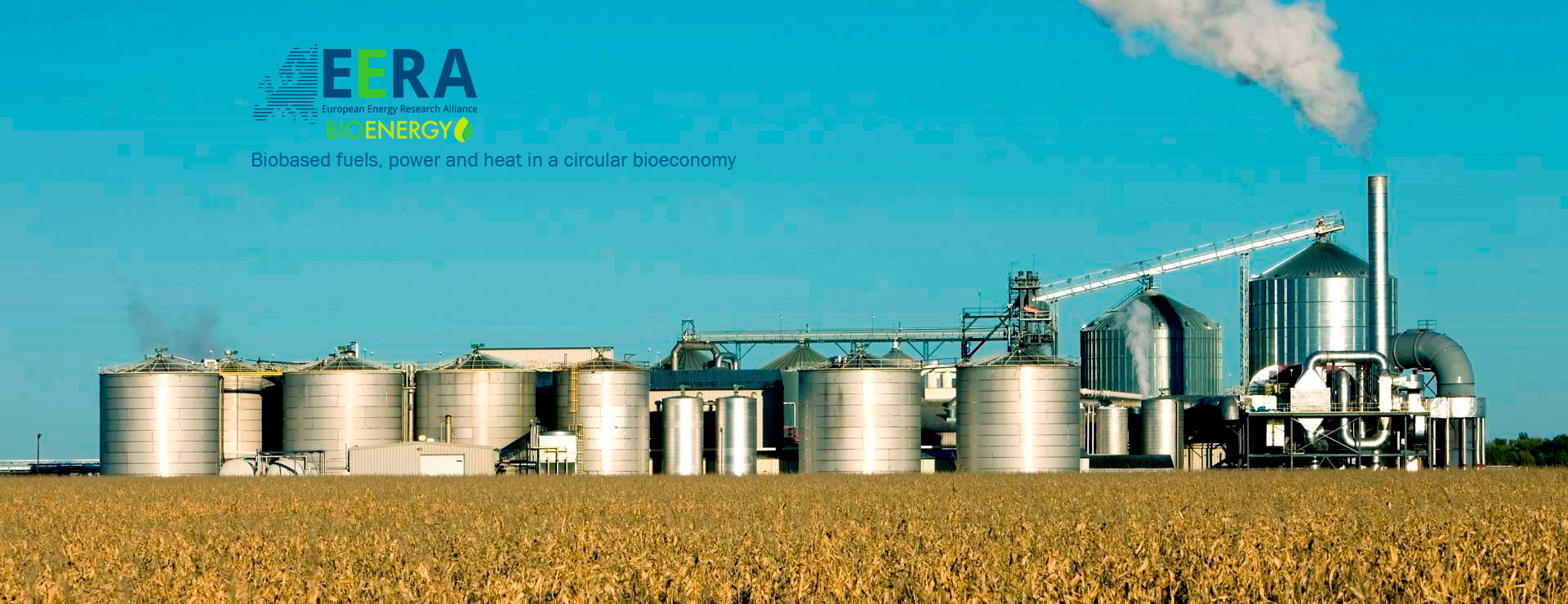 Planta industrial de bioenergía de EERA Bioenergy junto a campos agrícolas, dedicada a biocombustibles y energía renovable en una economía circular.